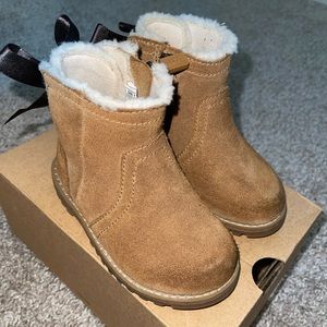 Uggs boots with bow 6c